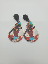 Load image into Gallery viewer, Round Wood lightweight Ethnic Painted Style African Earrings 37
