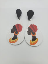 Load image into Gallery viewer, Round Wood lightweight Ethnic Painted Style African Earrings 40
