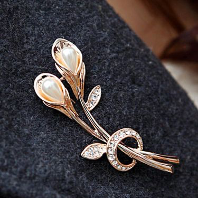 Load image into Gallery viewer, Floral Tulip Rhinestone Brooch Pin
